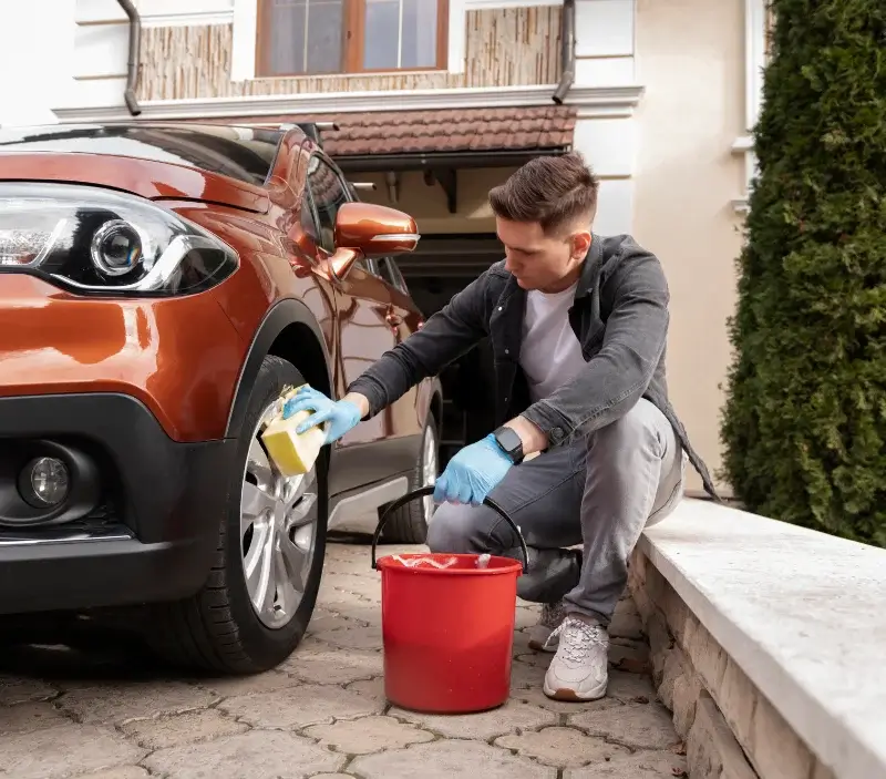 Lavage auto à domicile Melesse : professionnel intervenant sur un véhicule